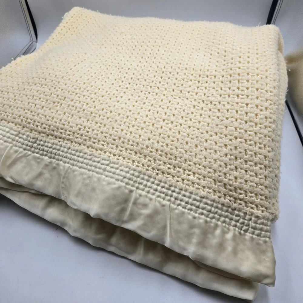 Vintage Waffle Honeycomb Weave Satin Trim Soft Yellow Blanket 72X72